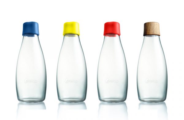 Glasflaschen mit verschiedenen Deckeln