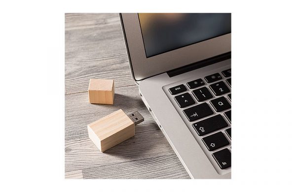 USB-STICK DELUXE aus Kiefernholz mit Magnet Schutzkappe
