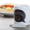Tasse mit Kreide und Feld zum Beschriften in Form einer Sprechblase