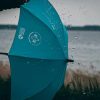 Regenschirm aus RPET geschlossen im Regen
