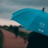 Regenschirm aus RPET im Regen