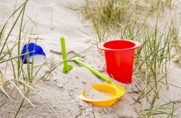 Strandspielzeug Social Plastic im Sand
