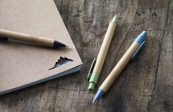 Kugelschreiber aus Bambus und Weizenstroh auf dem Schreibtisch
