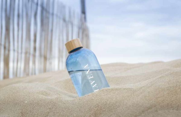 Trinkflasche Social Plastic am Strand