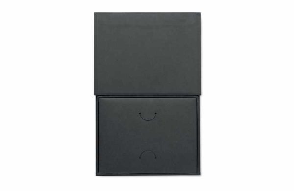 Geschenk-Box Kraftpapier in schwarz geöffnet