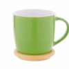 Tasse mit Bambusdeckel auf Untersetzer