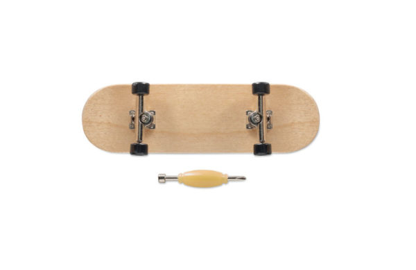 Finger-Skateboard aus Ahornholz von unten mit Schraubendreher