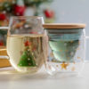 Glastasse mit Weihnachtbaum befüllt, die andere Tasse finden Sie ebenfalls in unserem Onlineshop