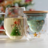 Weihnachtliche Tasse befüllt, die andere Tasse finden Sie ebenfalls in unserem Onlineshop