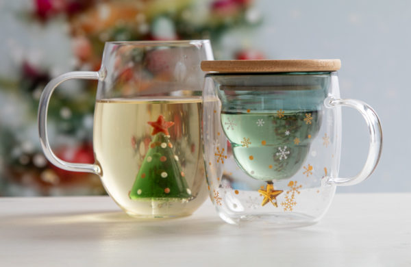 Weihnachtliche Tasse befüllt, die andere Tasse finden Sie ebenfalls in unserem Onlineshop